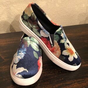 Yoki Kids Floral Velvety Slip On Shoes 2 NWOT